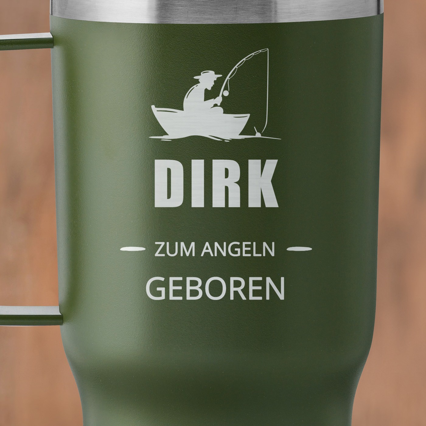 Grüner Isolierbecher mit transparentem Deckel und Gravur für einen Angler 