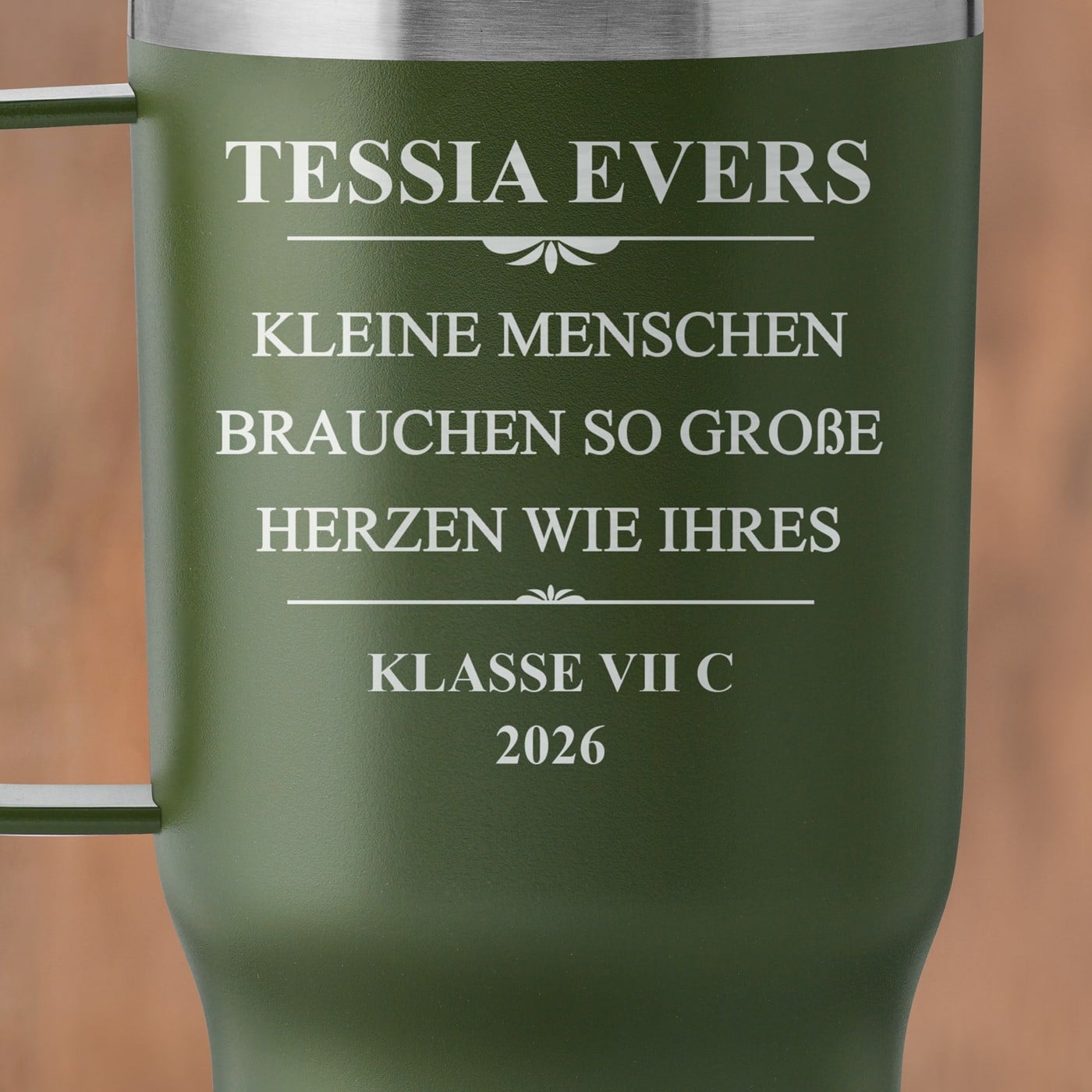 Grüner Isolierbecher mit transparentem Deckel und Gravur für eine Lehrerin Erzieherin zum Lehrertag