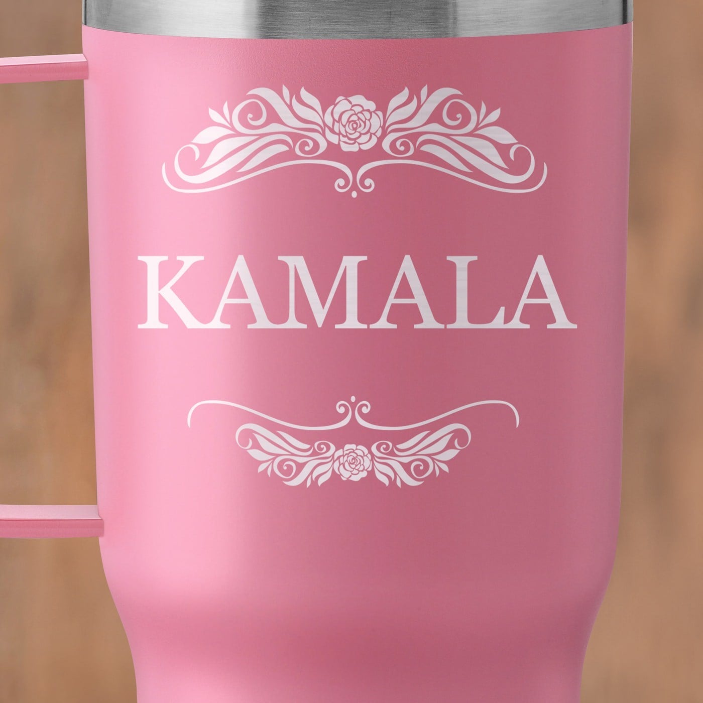 Rosa Isolierbecher mit transparentem Deckel und Gravur für sie zum Namenstag