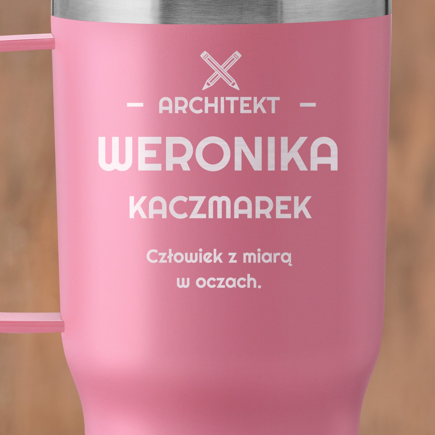 Rosa Isolierbecher mit transparentem Deckel und Gravur für eine Architektin