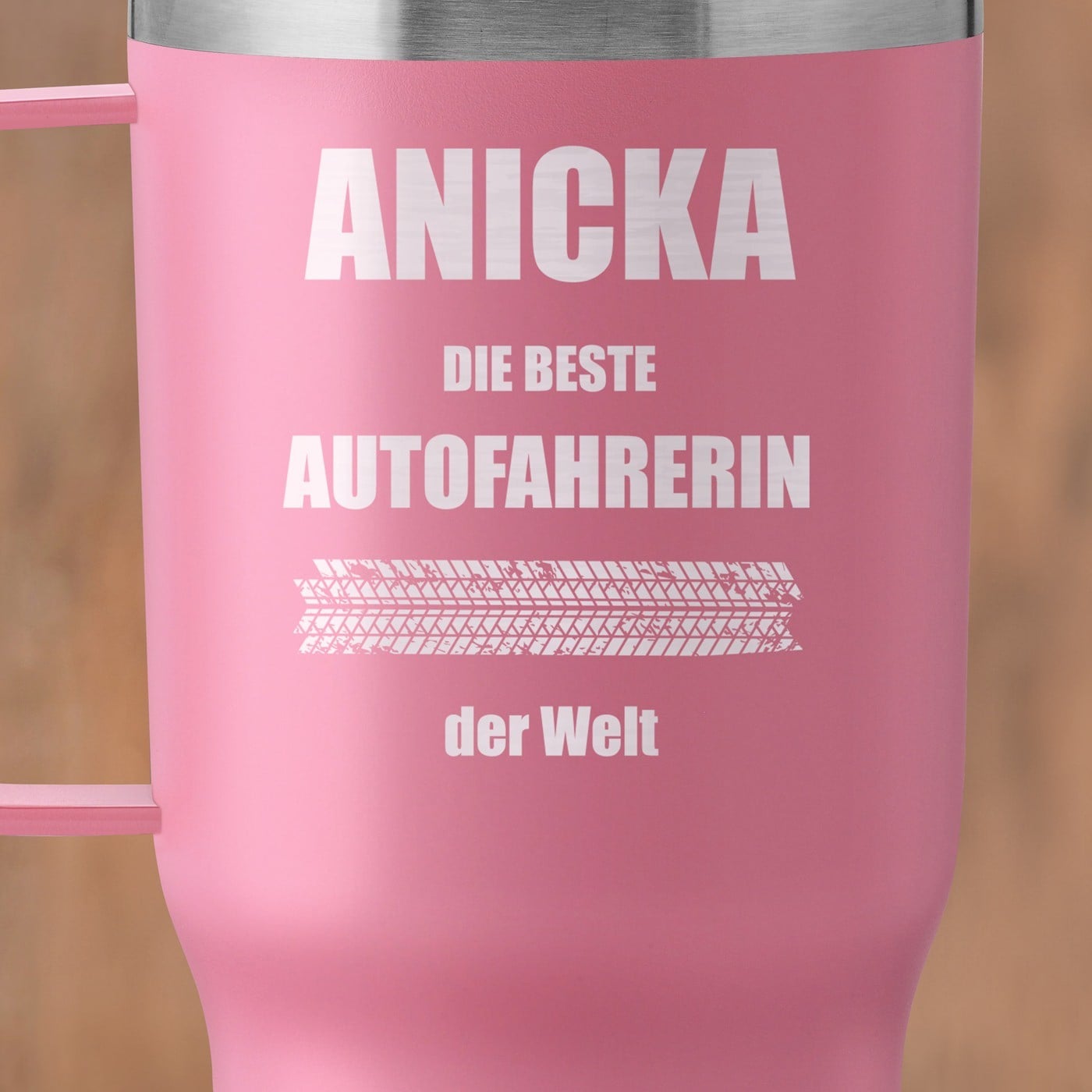 Rosa Isolierbecher mit transparentem Deckel und Gravur für eine Autofahrerin
