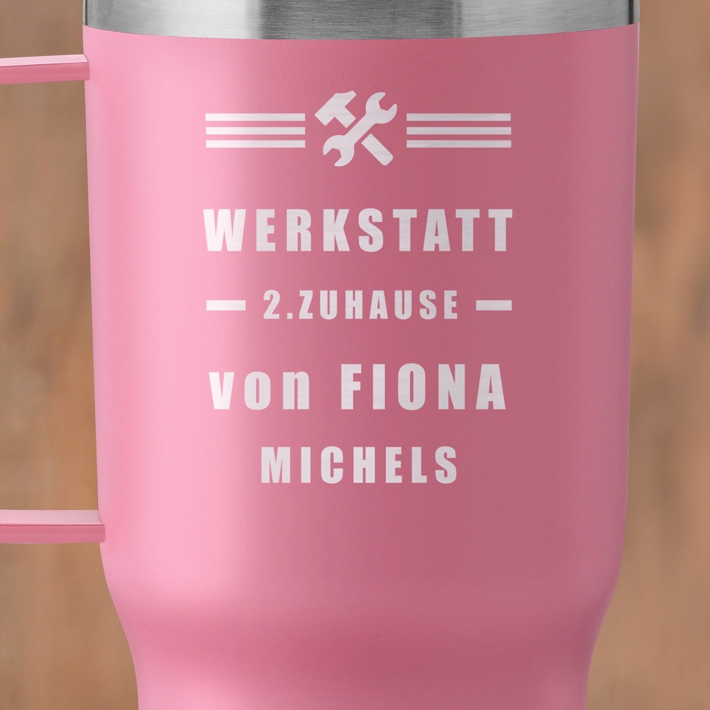 Rosa Isolierbecher mit transparentem Deckel und Gravur für eine Hobbyhandwerkerin Mechanikerin zum Ehrentag