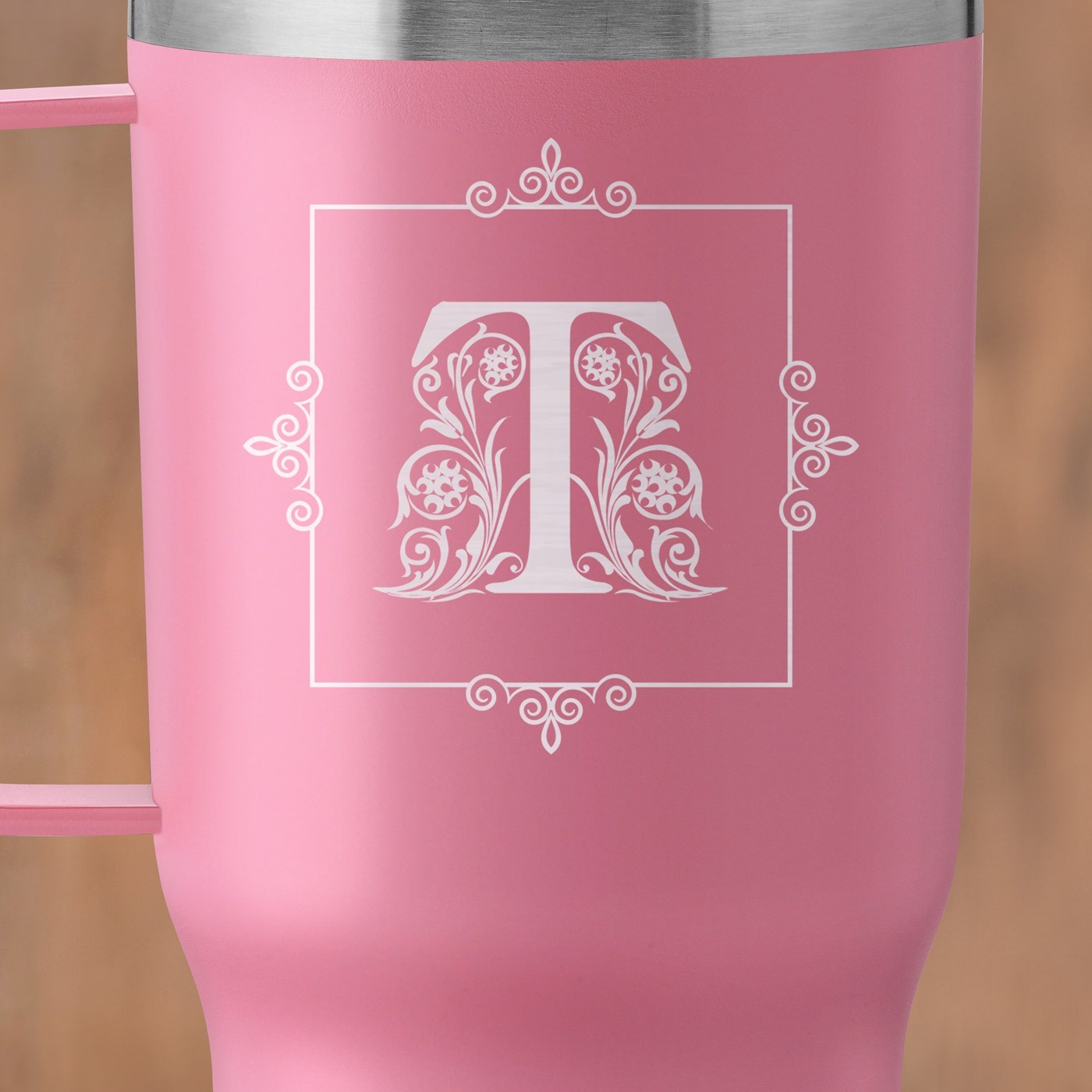Rosa Isolierbecher mit transparentem Deckel und Gravur mit Initiale für sie zum Ehrentag