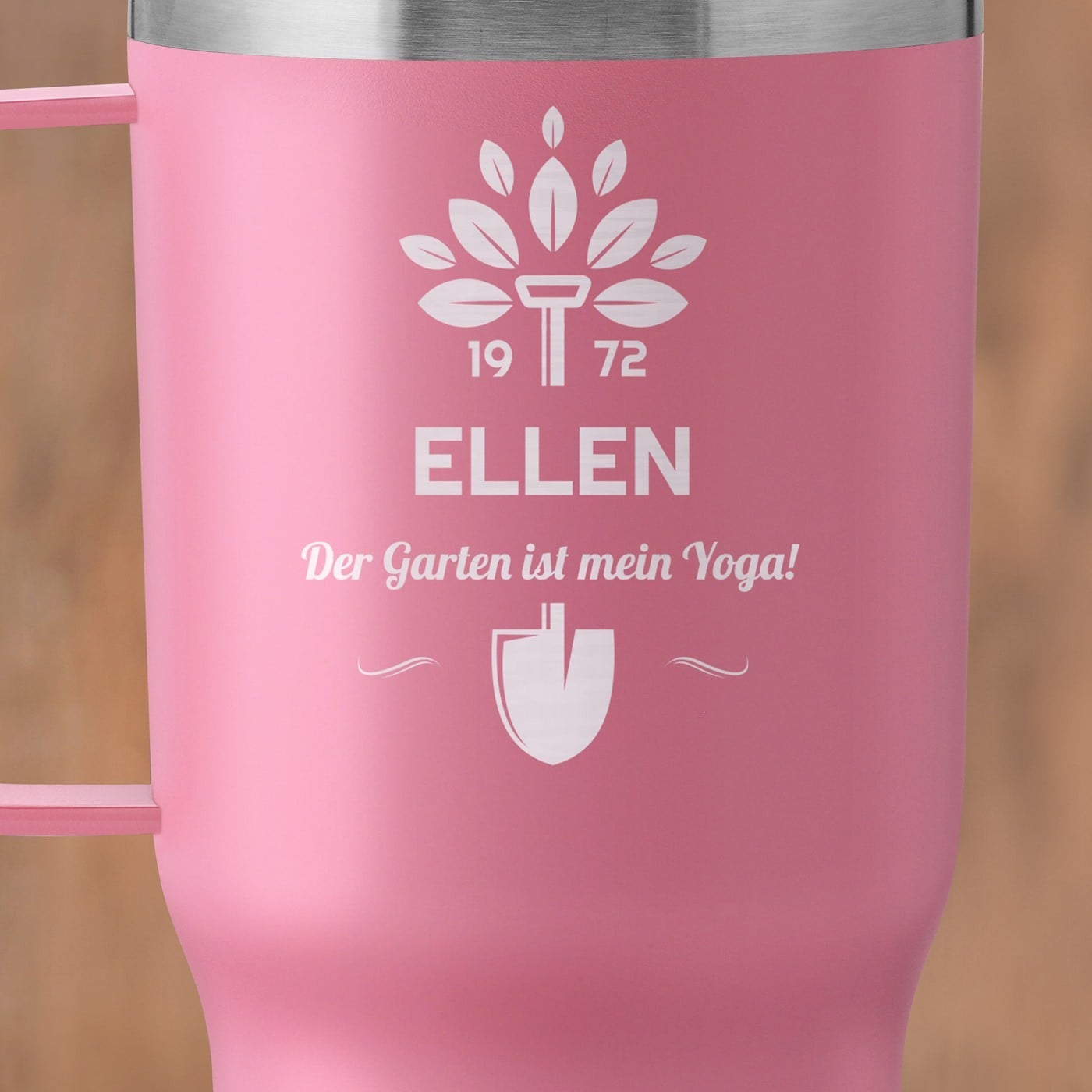 Rosa Isolierbecher mit transparentem Deckel und Gravur für eine Hobbygärtnerin Gartenchefin zum Geburtstag