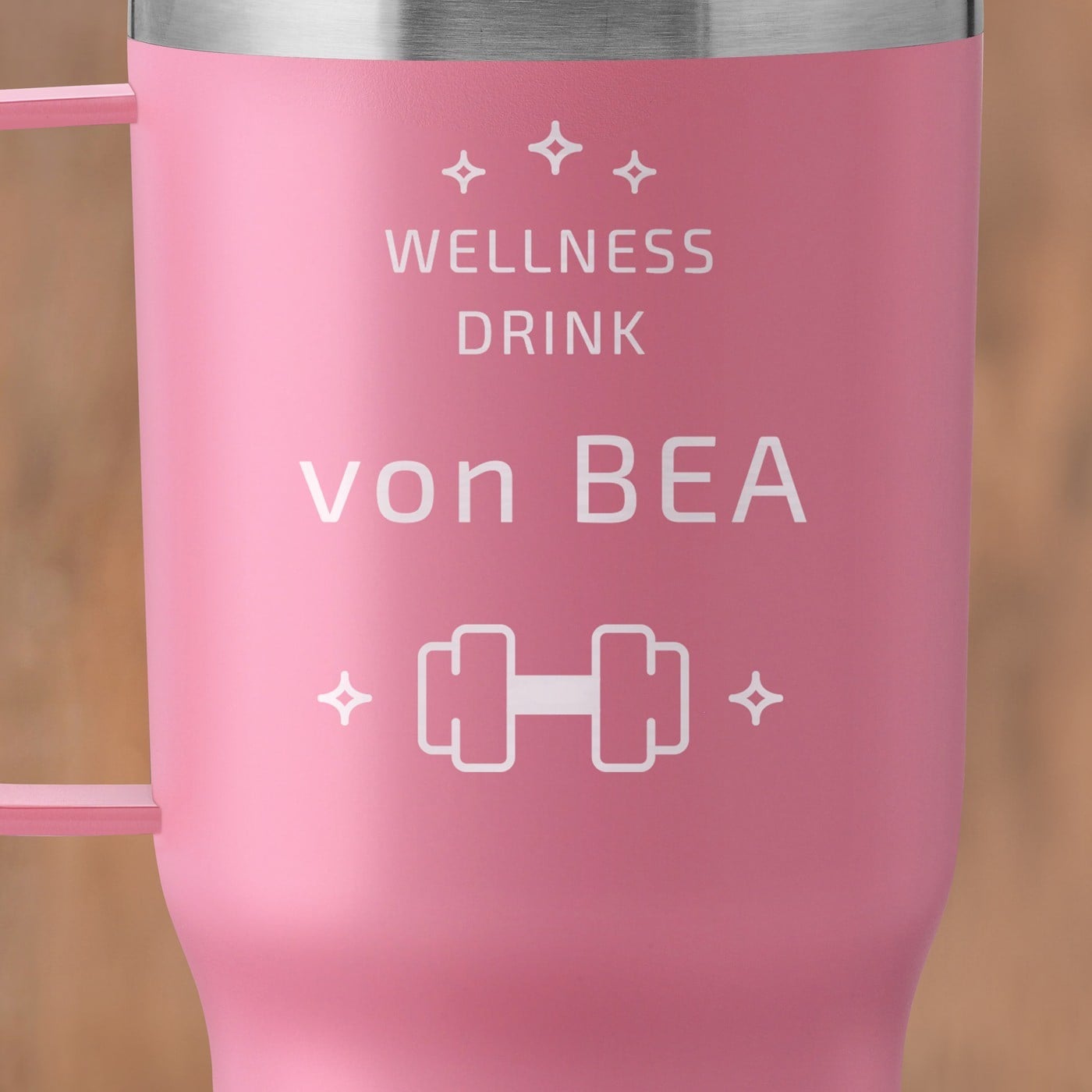 Rosa Isolierbecher mit transparentem Deckel und Gravur für eine Bodybuilderin Sportlerin zum Ehrentag