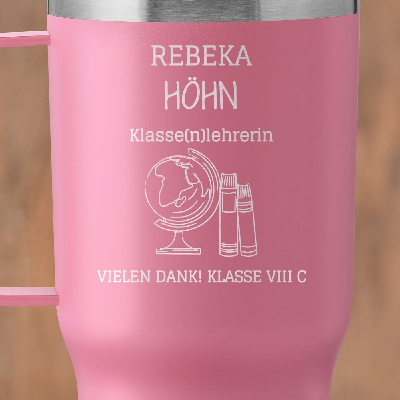 Rosa Isolierbecher mit transparentem Deckel und Gravur für eine Lehrerin Klassenlehrerin zum Lehrertag