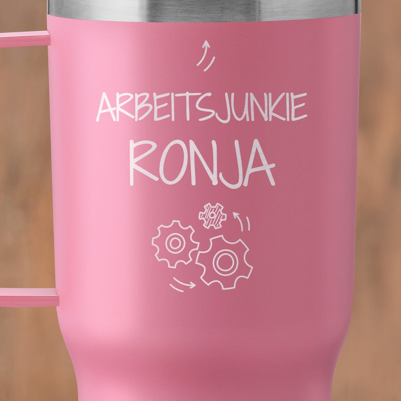 Rosa Isolierbecher mit transparentem Deckel und Gravur für eine Arbeitsjunkie zur Beförderung