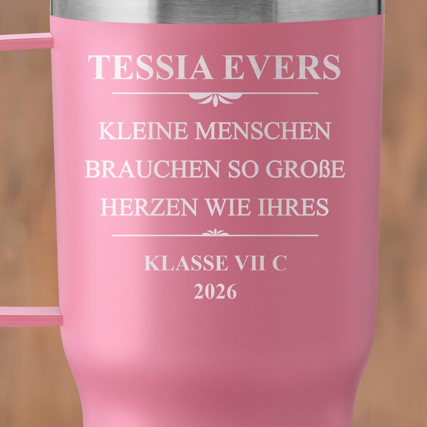 Rosa Isolierbecher mit transparentem Deckel und Gravur für eine Erzieherin Lehrerin zum Lehrertag
