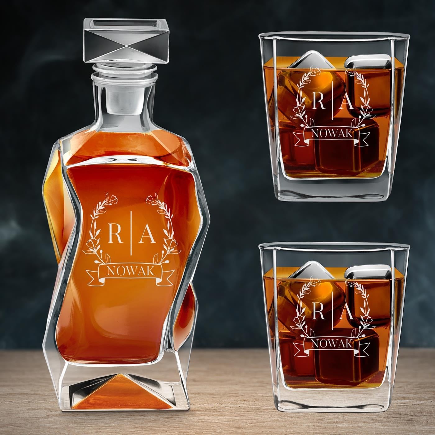 Moderne Whisky Karaffe mit 2 Gläsern und Gravur für ein Paar zum Hochzeitstag