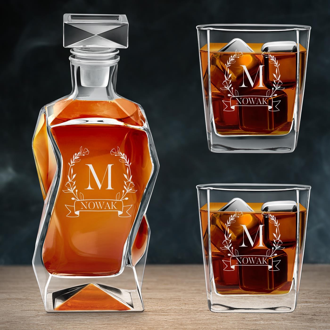Moderne Whisky Karaffe mit 2 Gläsern und Gravur mit Initialen und Namen, für sie und ihn