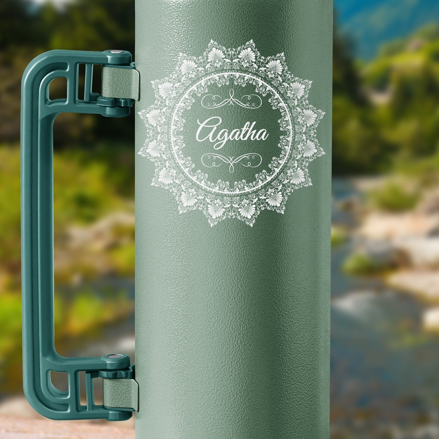 Grüne Thermosflasche mit Gravur und Trinkbecher für sie zum Namenstag