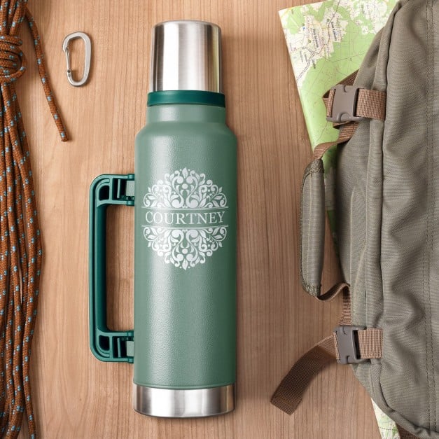 Grüne Thermosflasche mit Gravur und Trinkbecher für sie zum Ehrentag Verzierung