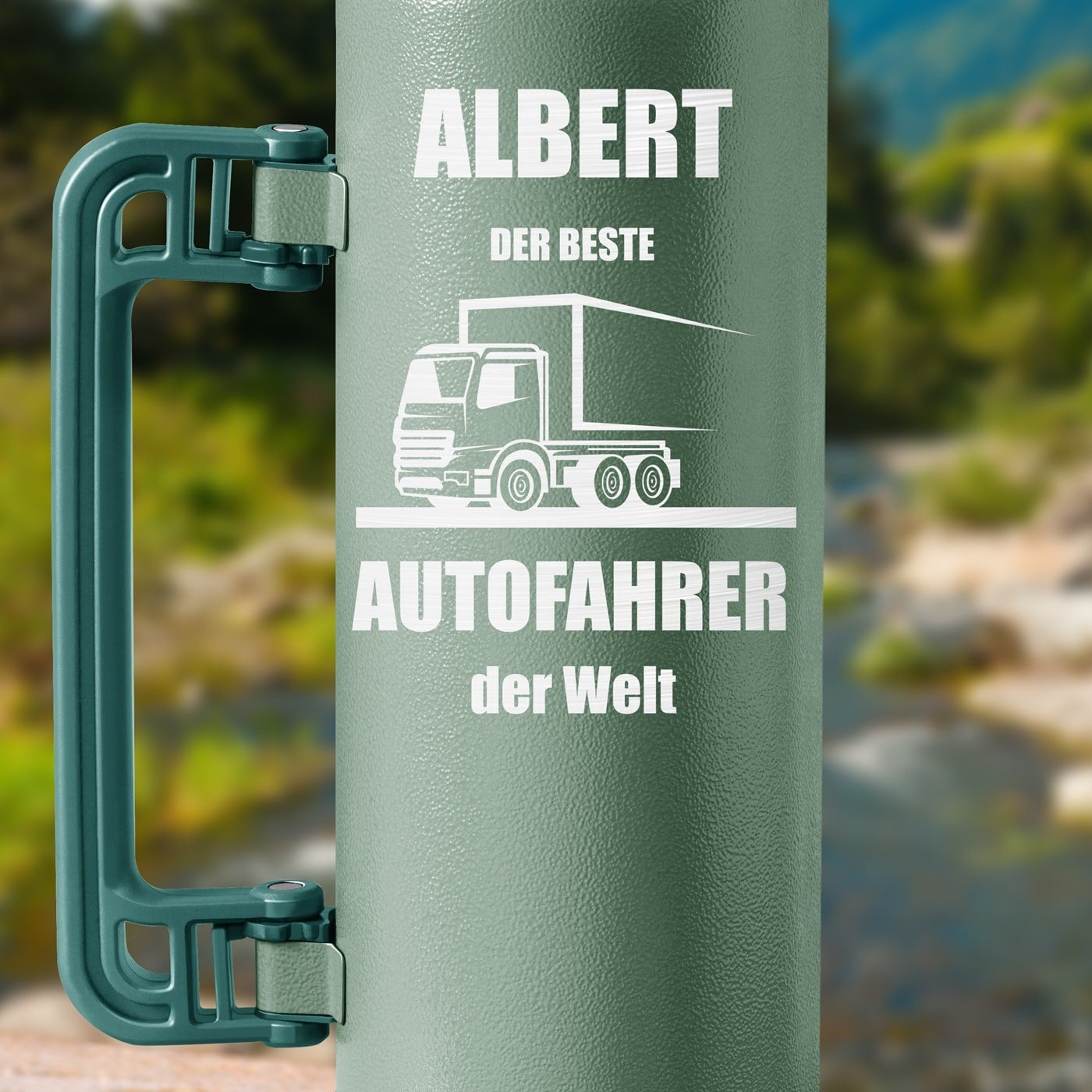 Grüne Thermosflasche mit Gravur und Trinkbecher für einen Fahrer zum Ehrentag