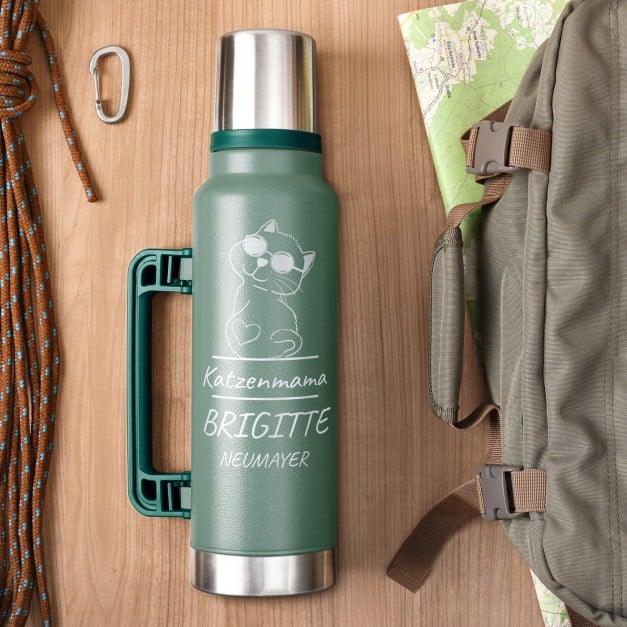 Grüne Thermosflasche mit Gravur und Trinkbecher für eine Katzenmama zum Ehrentag Valentinstag