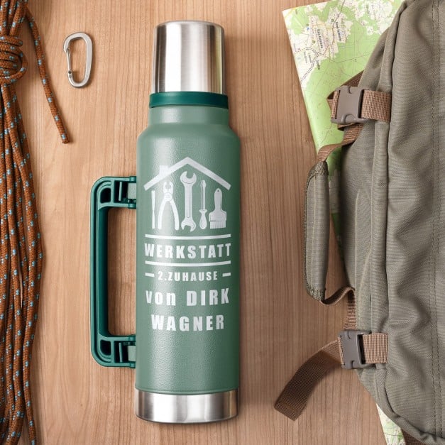 Grüne Thermosflasche mit Gravur und Trinkbecher für einen Hobbyhandwerker