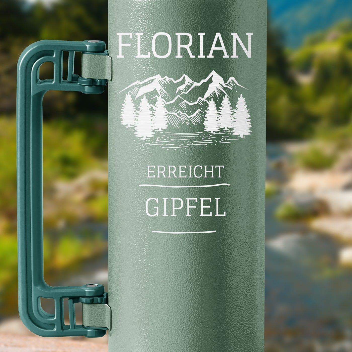 Grüne Thermosflasche mit Gravur und Trinkbecher für einen Bergliebhaber Weltenbummler