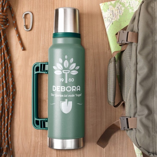 Grüne Thermosflasche mit Gravur und Trinkbecher für eine Hobbygärtnerin