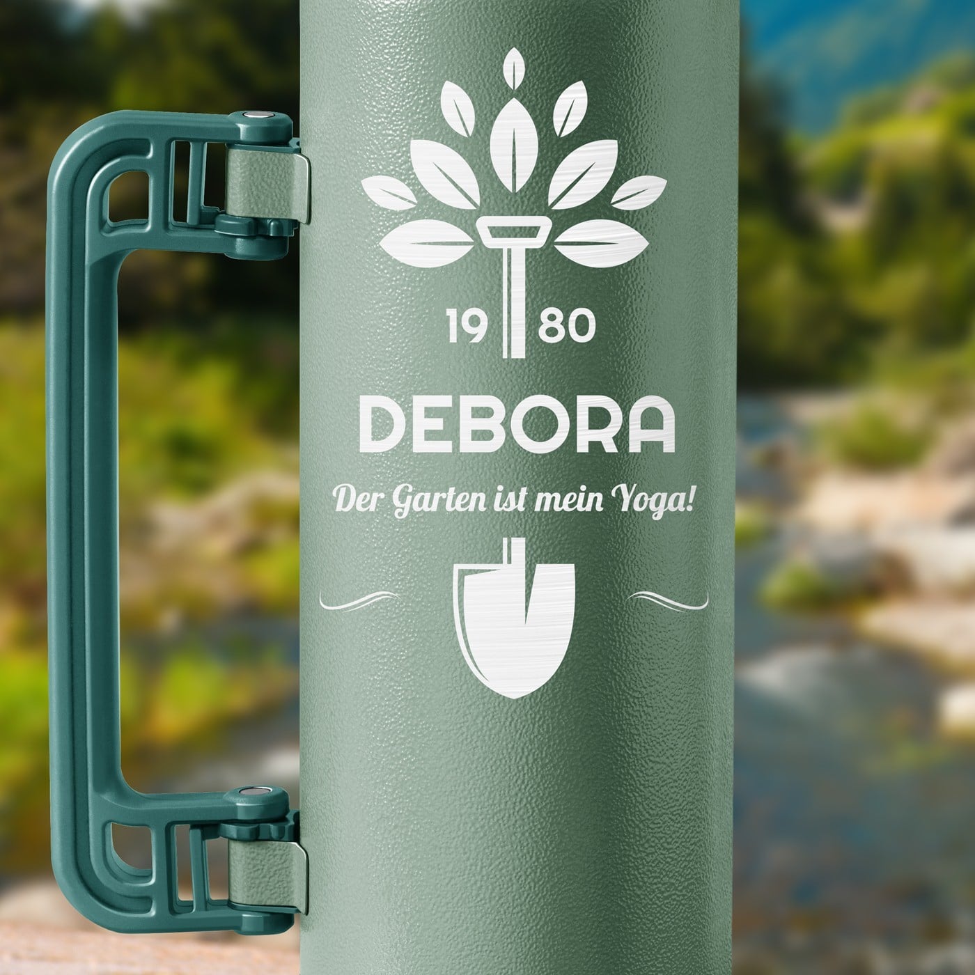 Grüne Thermosflasche mit Gravur und Trinkbecher für eine Hobbygärtnerin