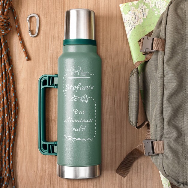 Grüne Thermosflasche mit Gravur und Trinkbecher für eine Weltenbummlerin Bergliebhaberin zum Ehrentag
