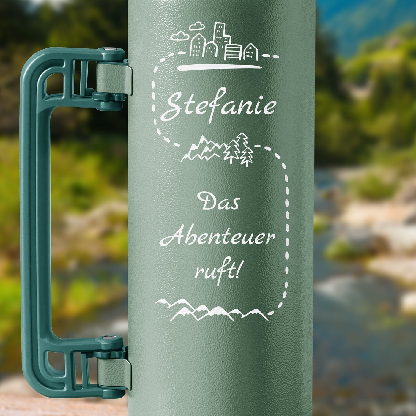 Grüne Thermosflasche mit Gravur und Trinkbecher für eine Weltenbummlerin Bergliebhaberin zum Ehrentag