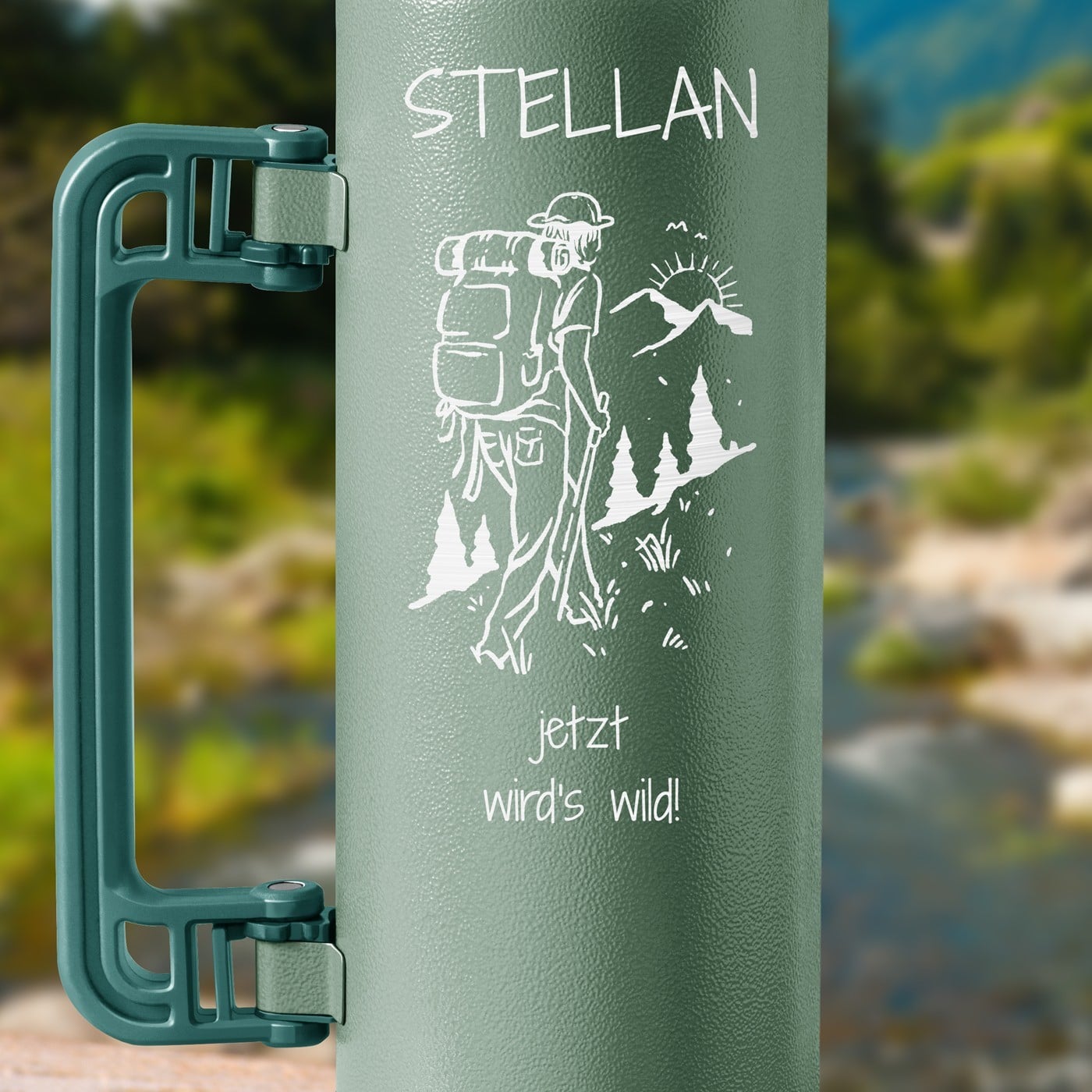 Grüne Thermosflasche mit Gravur und Trinkbecher für einen Weltenbummler Bergfan