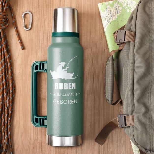 Grüne Thermosflasche mit Gravur und Trinkbecher für einen Angler zum Ehrentag