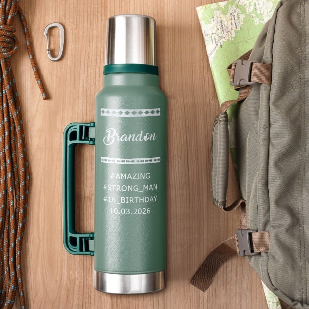 Grüne Thermosflasche mit Gravur und Trinkbecher für einen Fitnessfan zum Geburtstag