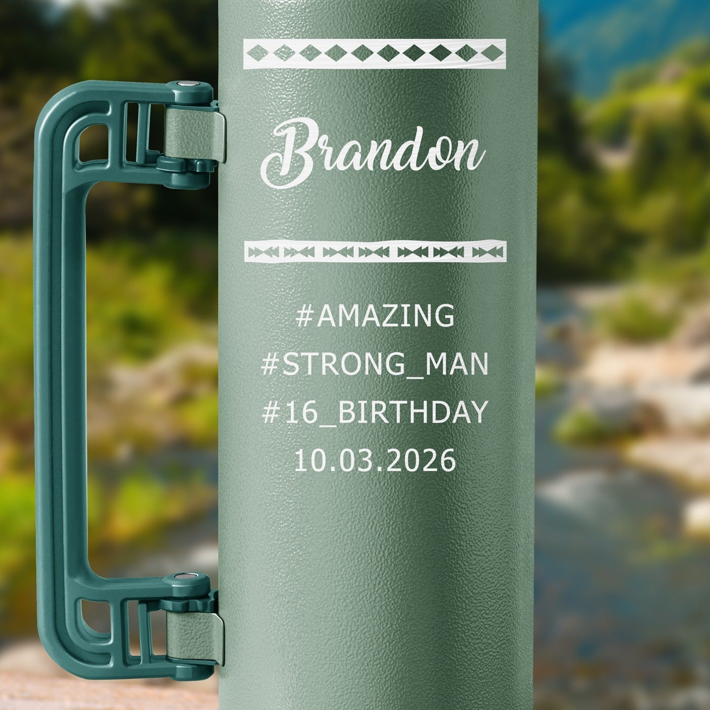 Grüne Thermosflasche mit Gravur und Trinkbecher für einen Fitnessfan zum Geburtstag