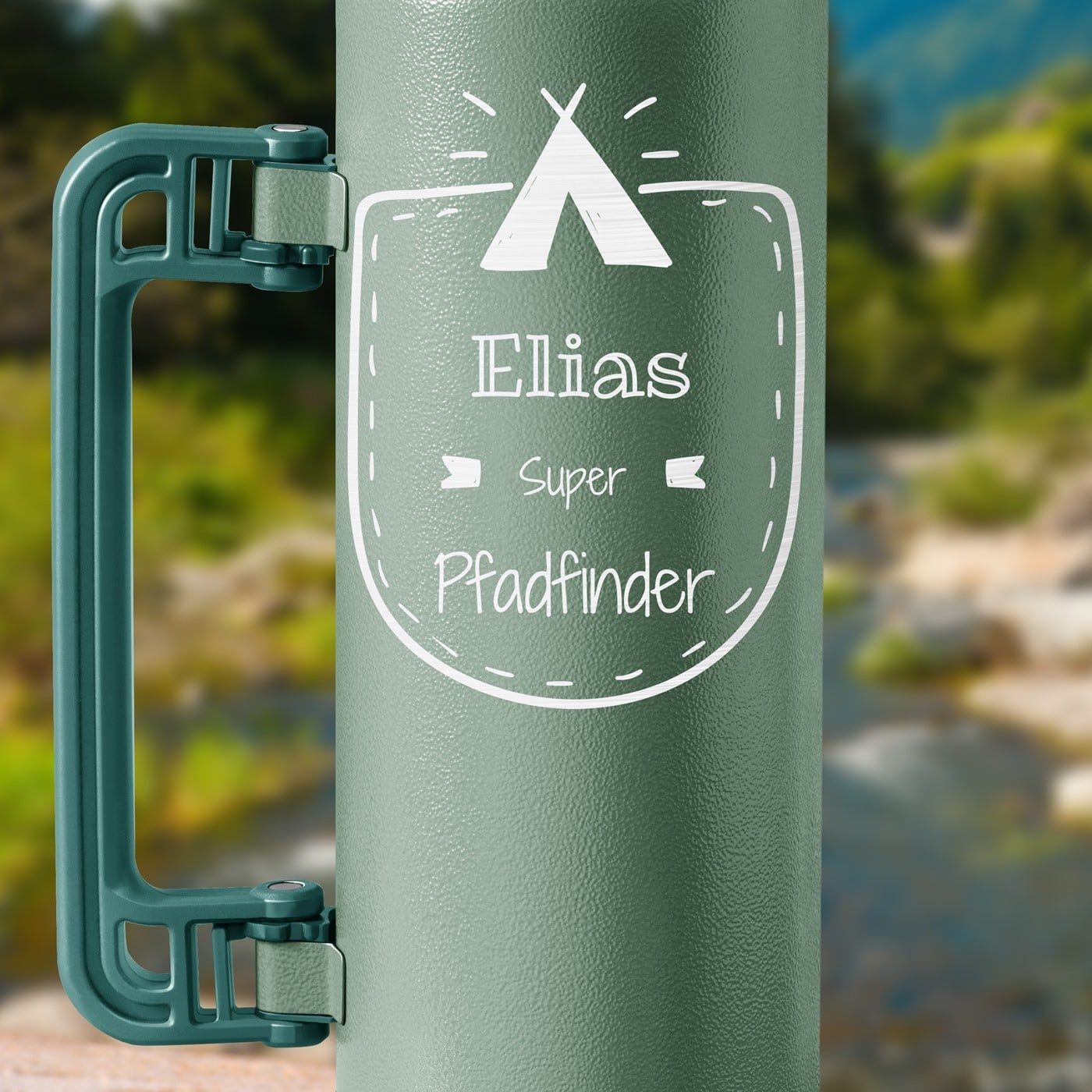Grüne Thermosflasche mit Gravur und Trinkbecher für einen Pfadfinder Wölfling