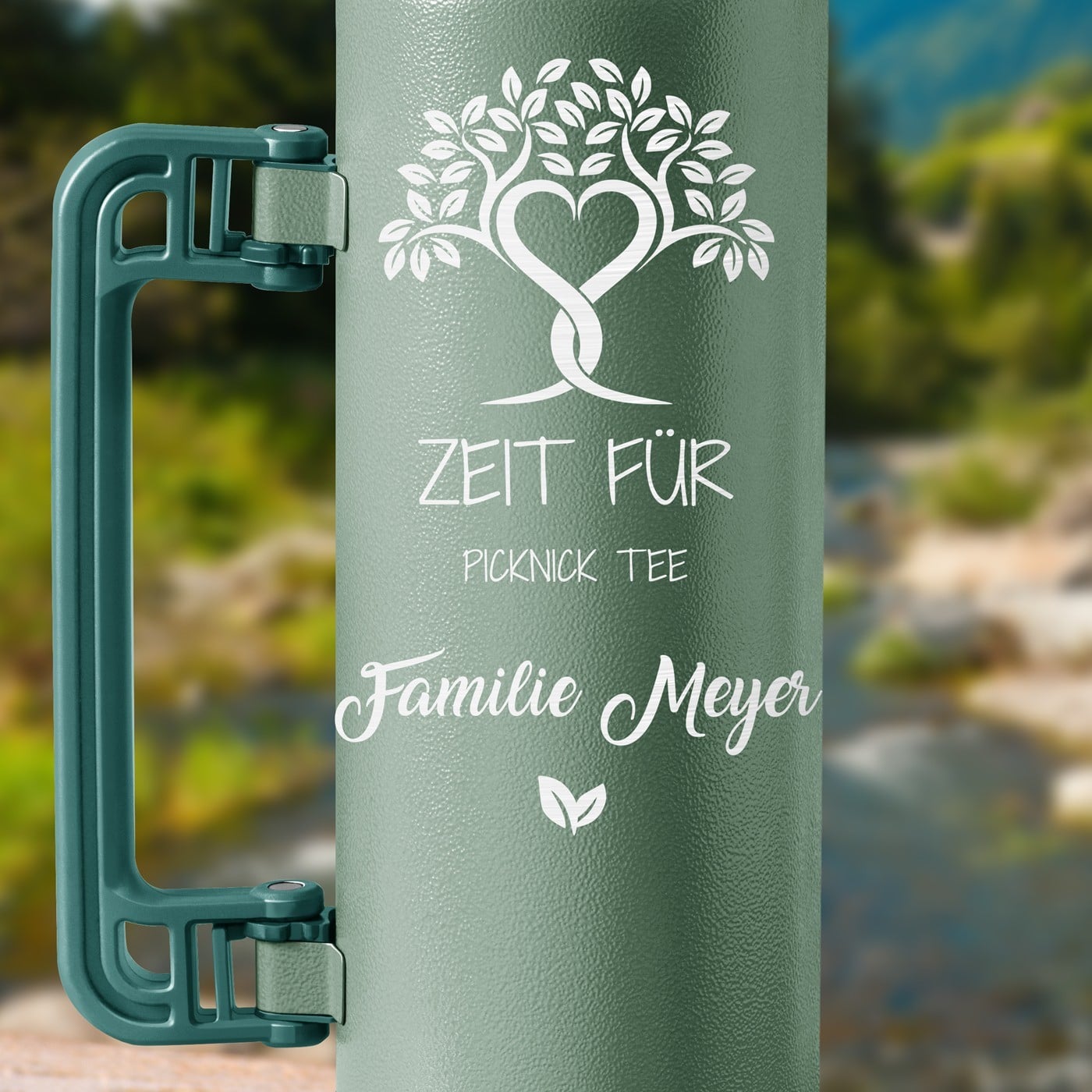 Grüne Thermosflasche mit Gravur und Trinkbecher für ein Paar zum Hochzeitstag zur Einweihung