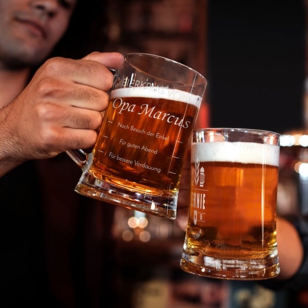 Bierkrug aus Glas mit Gravur für einen Bierliebhaber