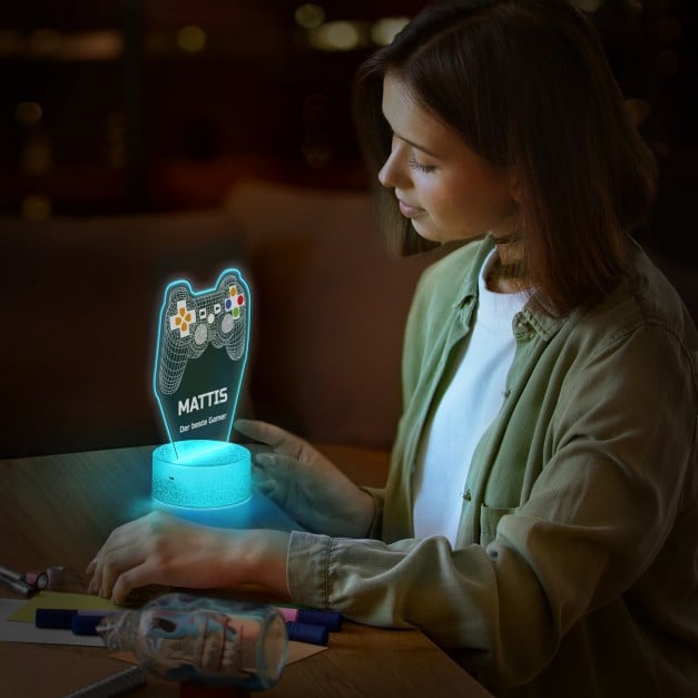 Nachtlicht mit buntem Aufdruck und LED-Sockel für einen Gamer zum Ehrentag