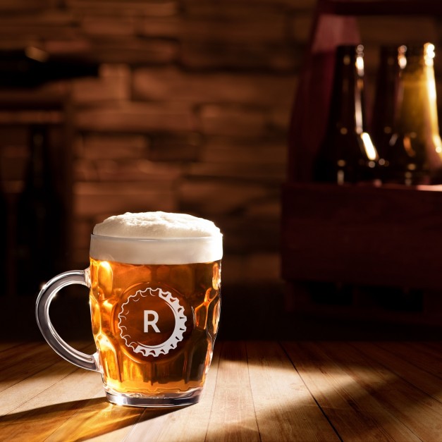 Bierkrug mit eingravierter Initiale