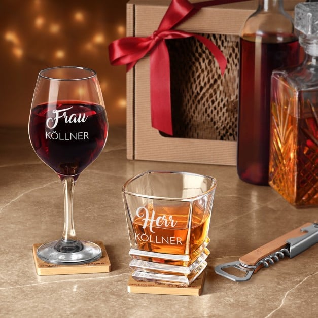 Wein- und Whisky Geschenk-Set mit Öffner und Untersetzer für ein Liebespaar zum Jahrestag