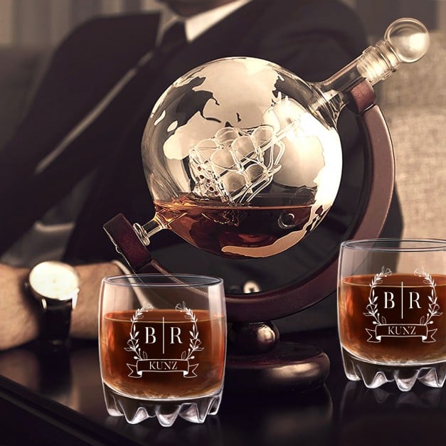 Whisky Karaffe in Globusform mit Schiff mit 2 Gläsern für ein Paar zur Hochzeit, zum Jahrestag