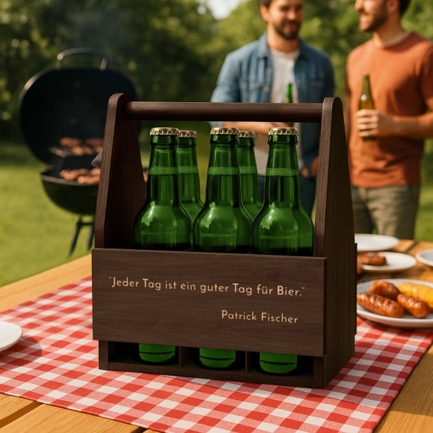 Bierträger aus Holz mit Flaschenöffner und Gravur für einen Biertrinker