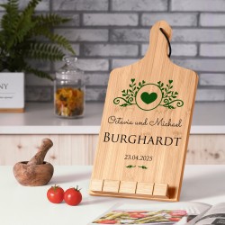 Buchständer in Form eines Küchenbretts mit Aufdruck für ein Brautpaar zur Hochzeit