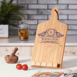 Buchständer in Form eines Küchenbretts mit Aufdruck für ein Ehepaar zum Hochzeitstag