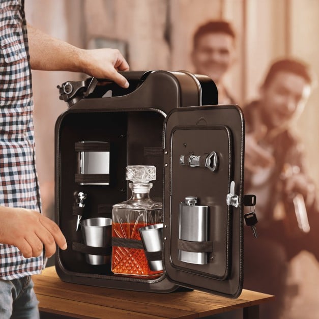 Schwarzer Minibar-Kanister mit Ausrüstung und Gravur für ihn zum 18. Geburtstag