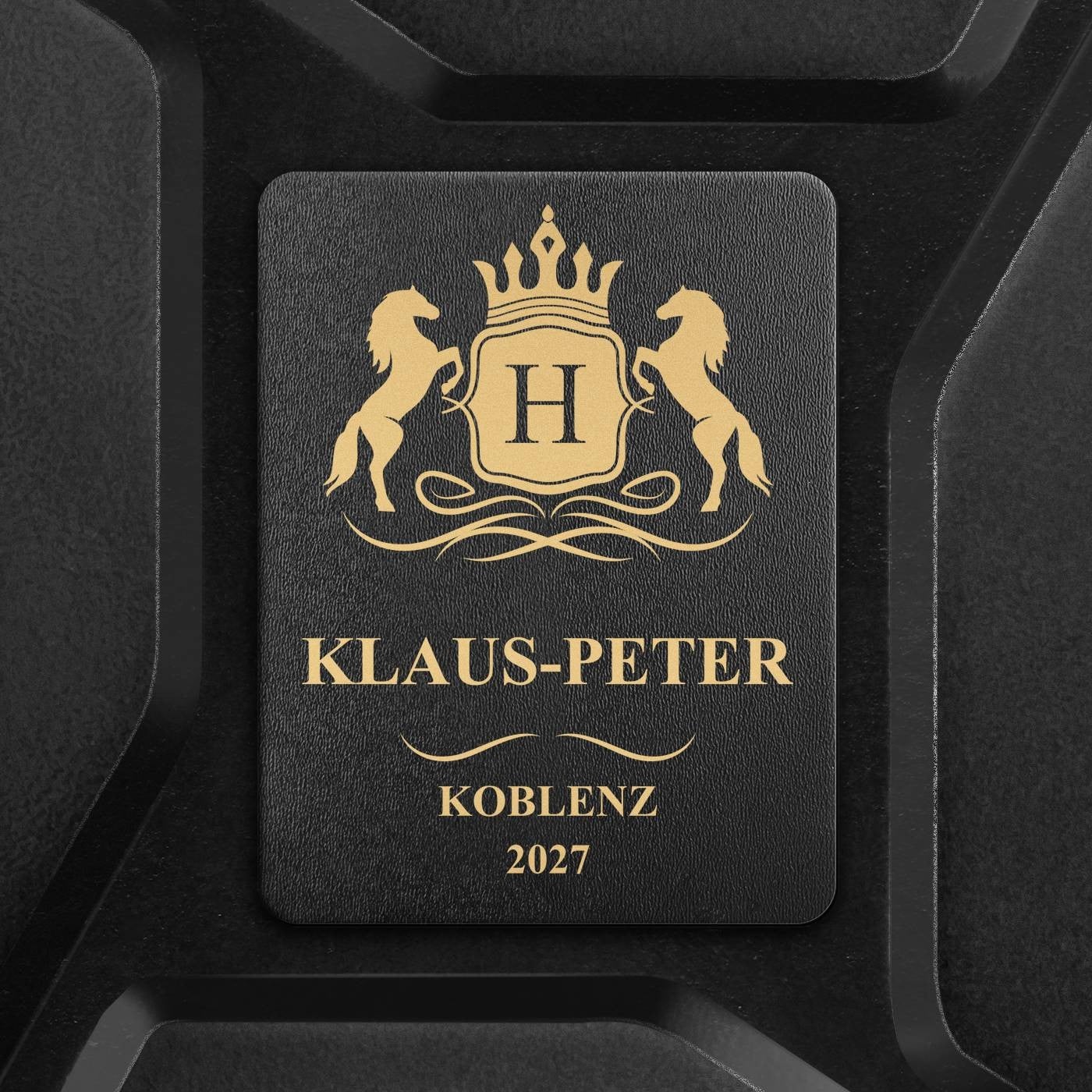 Schwarzer Minibar-Kanister mit Ausrüstung und Gravur für ihn