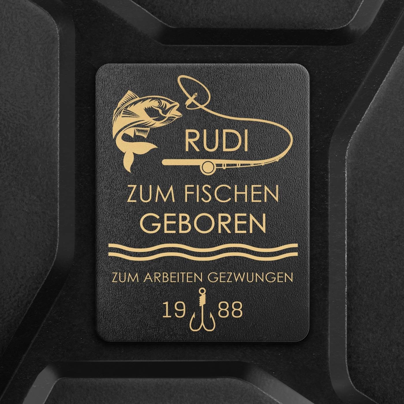 Schwarzer Minibar-Kanister mit Ausrüstung und Gravur für einen Fischer Angler