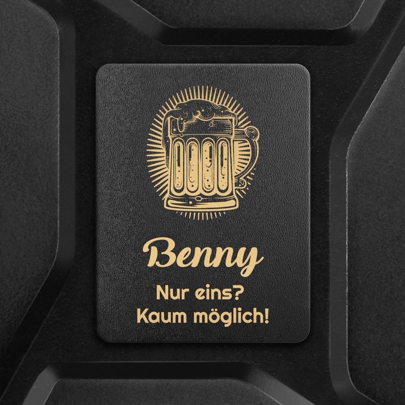 Schwarzer Minibar-Kanister mit Ausrüstung und Gravur für einen Bierconnoisseur zum Ehrentag