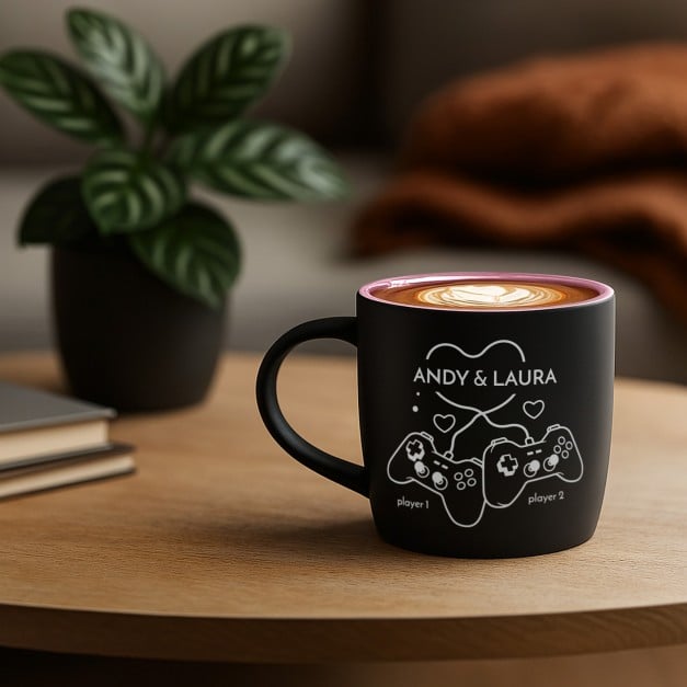 Keramikbecher mit Gravur Schwarz/Matt und Pink für ein Gamerpaar zum Hochzeitstag
