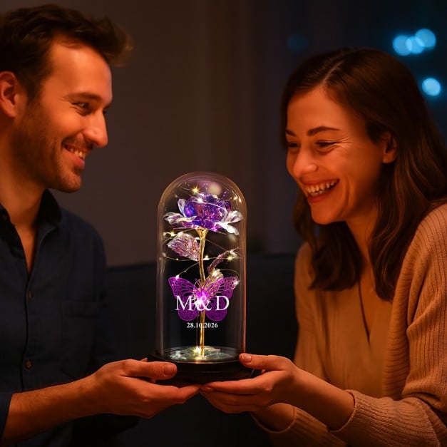 Ewige Rose in Glaskuppel mit LED-Lichtern mit Gravur für ein Paar zum Jubiläum