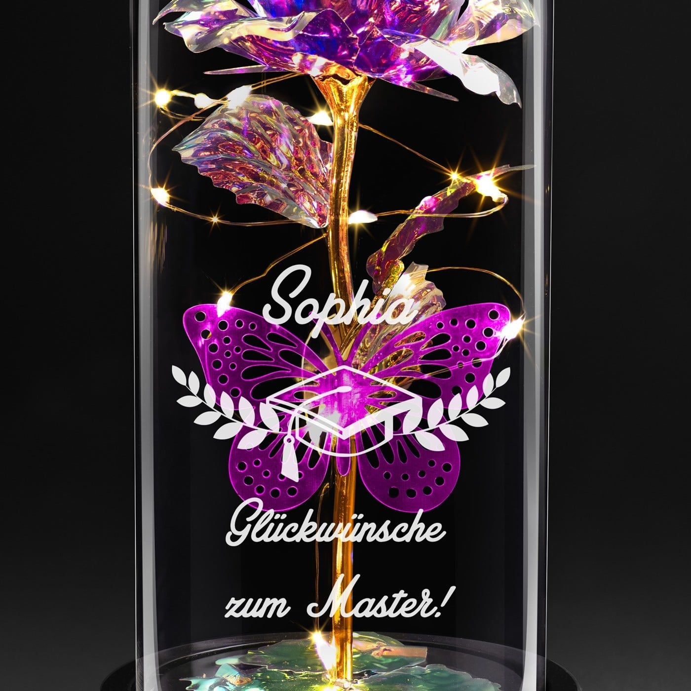 Ewige Rose in Glaskuppel mit LED-Lichtern mit Gravur für eine Masterstudentin zur Verteidigung der Masterarbeit