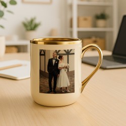 Kaffeebecher mit Goldakzenten und Foto für ein Liebespaar zum Valentinstag Jahrestag