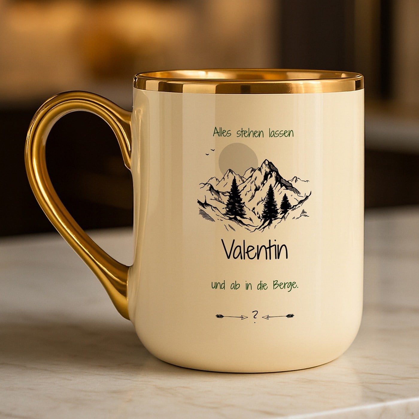 Kaffeebecher mit Goldakzenten und Aufdruck für Wanderfreunde und Gipfelstürmer zum Geburtstag