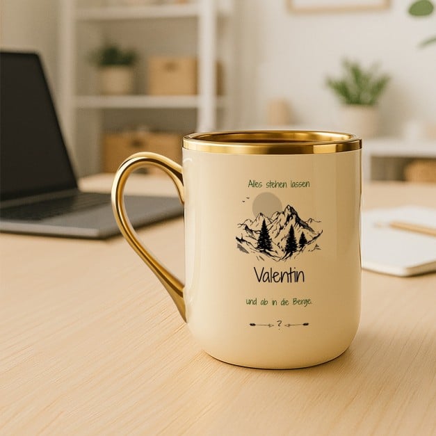 Kaffeebecher mit Goldakzenten und Aufdruck für Wanderfreunde und Gipfelstürmer zum Geburtstag