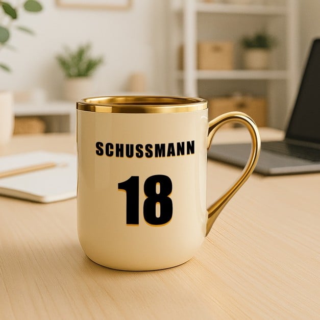 Kaffeebecher mit Goldakzenten und Aufdruck für einen Fußballfan zum Geburtstag