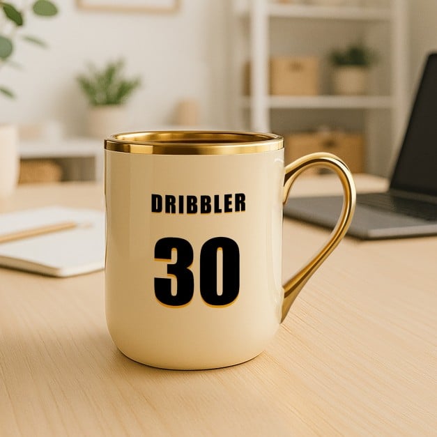 Kaffeebecher mit Goldakzenten und Aufdruck für einen Basketballspieler zum Geburtstag